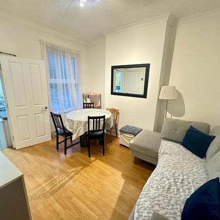 4 Bedroom House In Turnpike Lane/Wood Green ロンドン エクステリア 写真