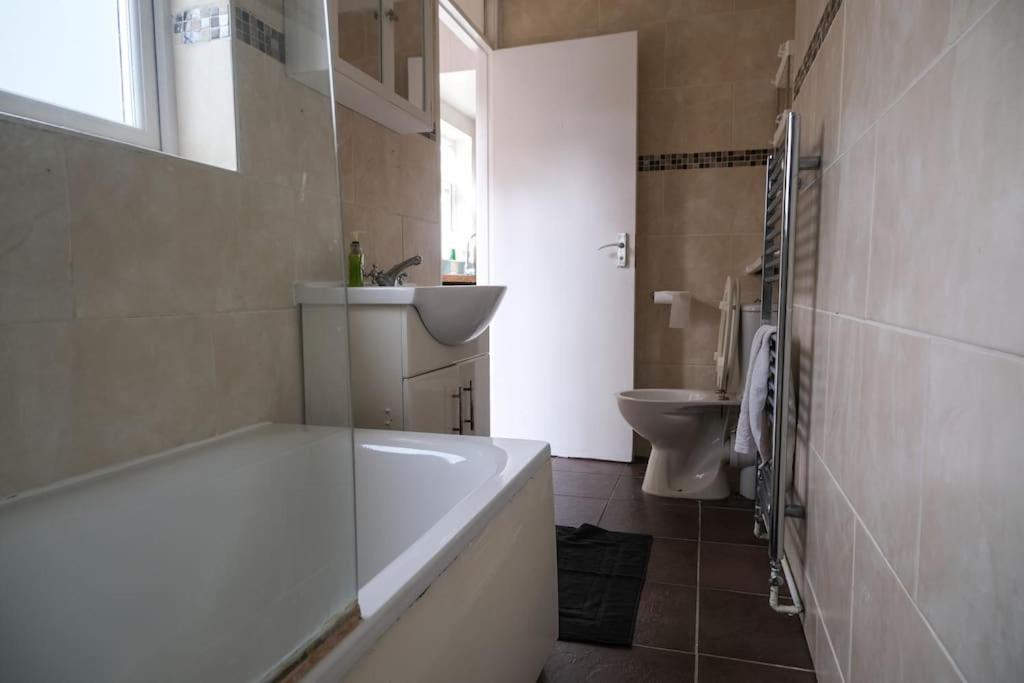 4 Bedroom House In Turnpike Lane/Wood Green ロンドン エクステリア 写真