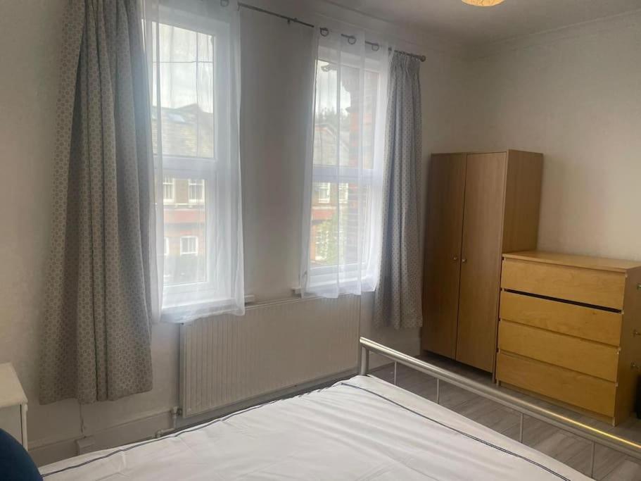 4 Bedroom House In Turnpike Lane/Wood Green ロンドン エクステリア 写真