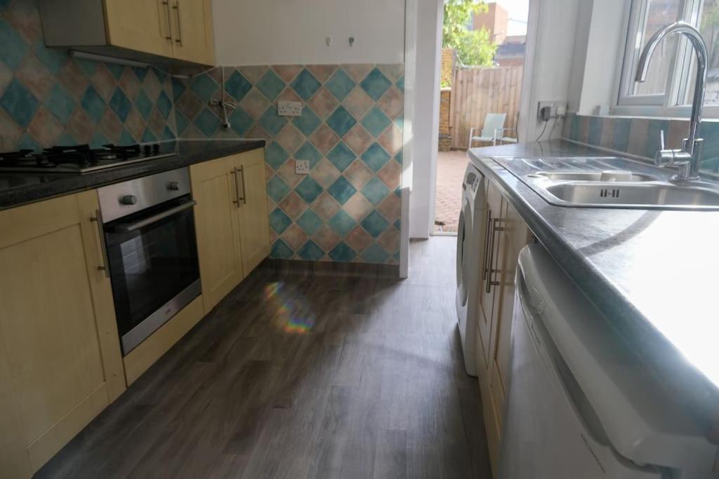 4 Bedroom House In Turnpike Lane/Wood Green ロンドン エクステリア 写真