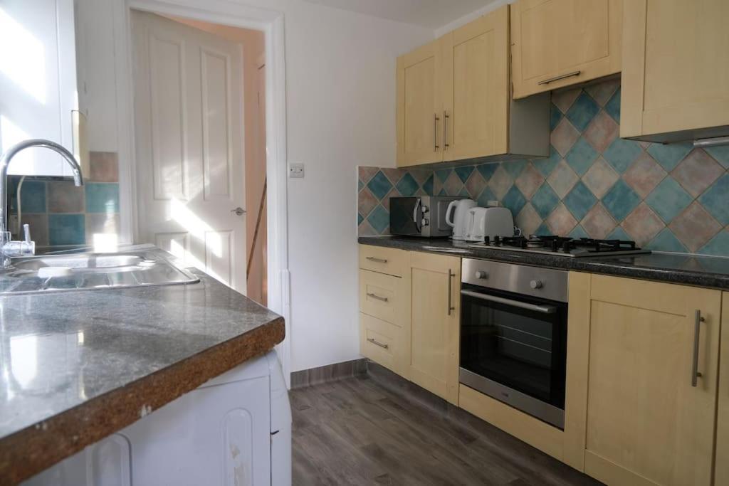 4 Bedroom House In Turnpike Lane/Wood Green ロンドン エクステリア 写真